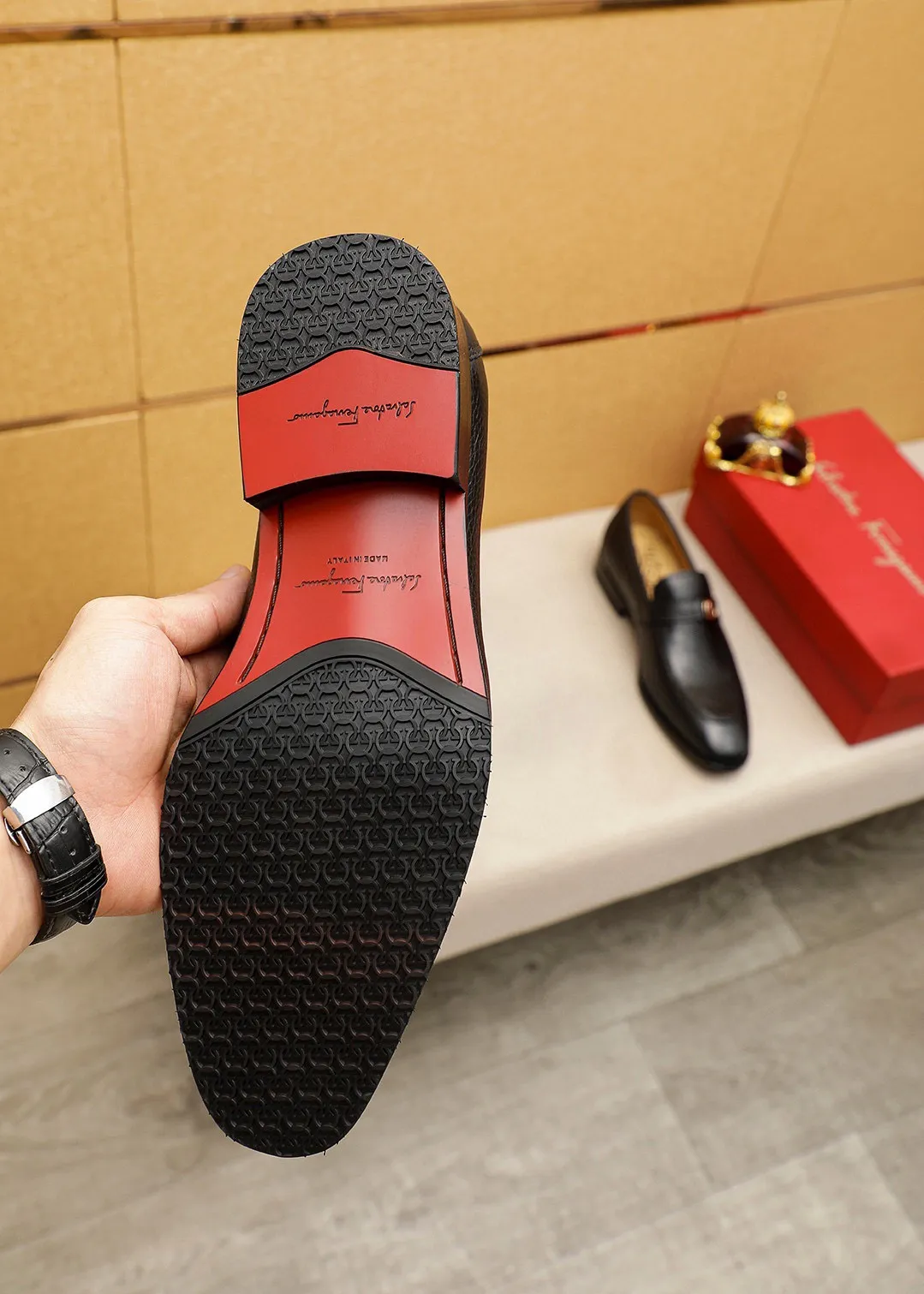 Men's shoes 💰460 💐 Product trademark: Ferragamo "Ferragamo" casual leather shoes Regular size: 38-44 (45.46🉑️customized) Product materials: Selected imported first-layer pebbled cowhide leather upper + luxury hardware buckle, imported water-dyed cowhide leather lining. Strong three-dimensional visual effect, original outsole color: 2 colors available